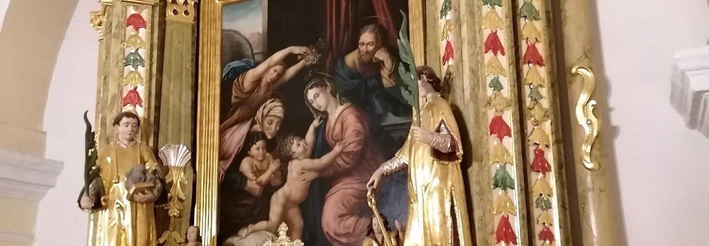 Bočný oltár Svätej rodiny so sochami sv. Štefana a sv. Vavrinca
